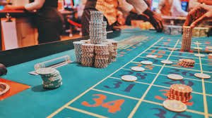 Studio live-dealer dentoto dengan dealer profesional dan setup multi-kamera untuk blackjack dan roulette